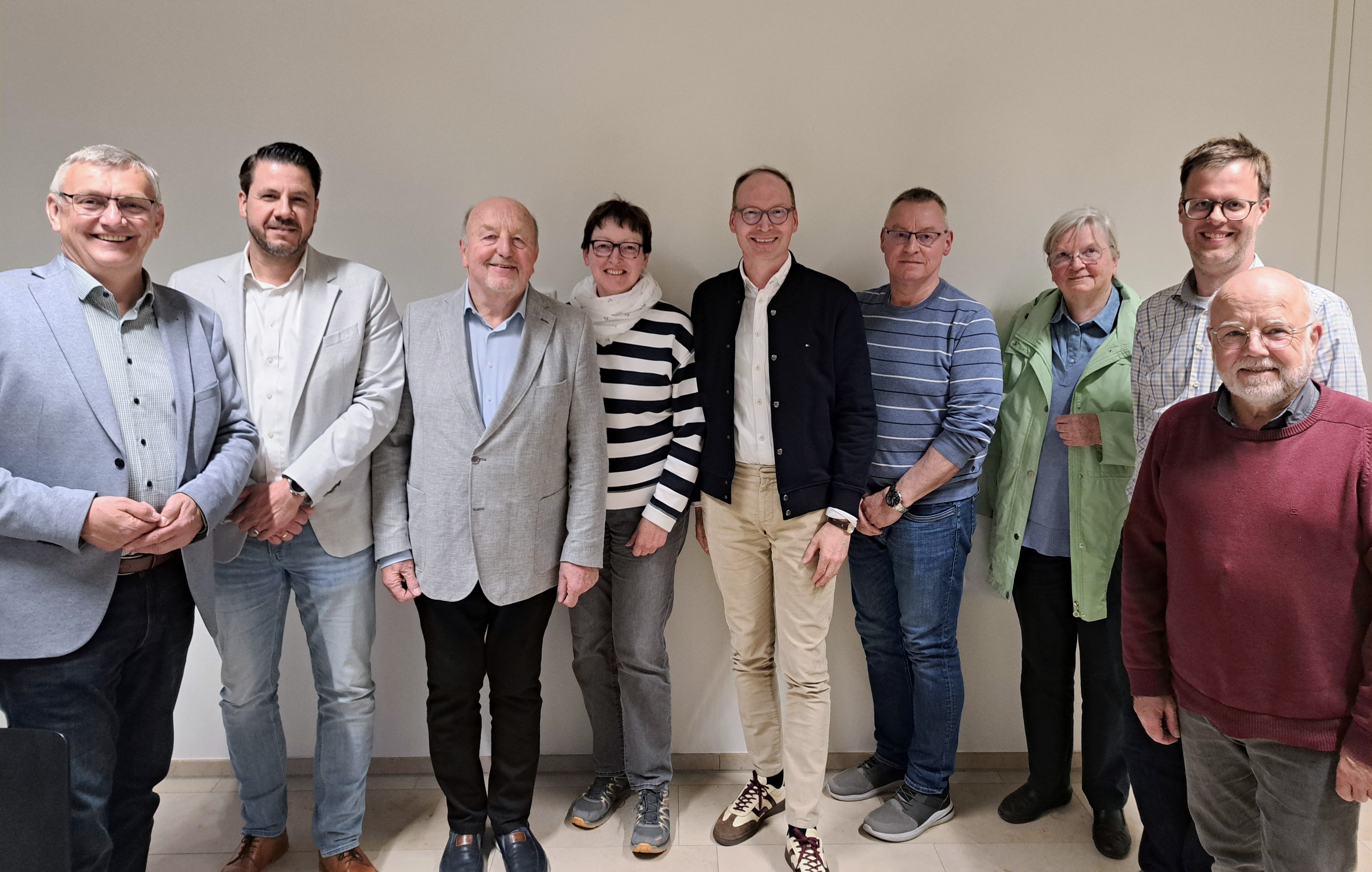 (Foto CDA- Stadtverband Coesfeld)

Gro�er Bahnhof f�r Norbert Hagemann: (v.l.n.r.) Lars Vogel (CDU-Stadtverbandsvorsitzender), Wilhelm Korth (MdL) und der CDA-Vorstand mit Valentin Merschhemke (4. von links) und Ulrike Fascher (5. von links) gratulieren
