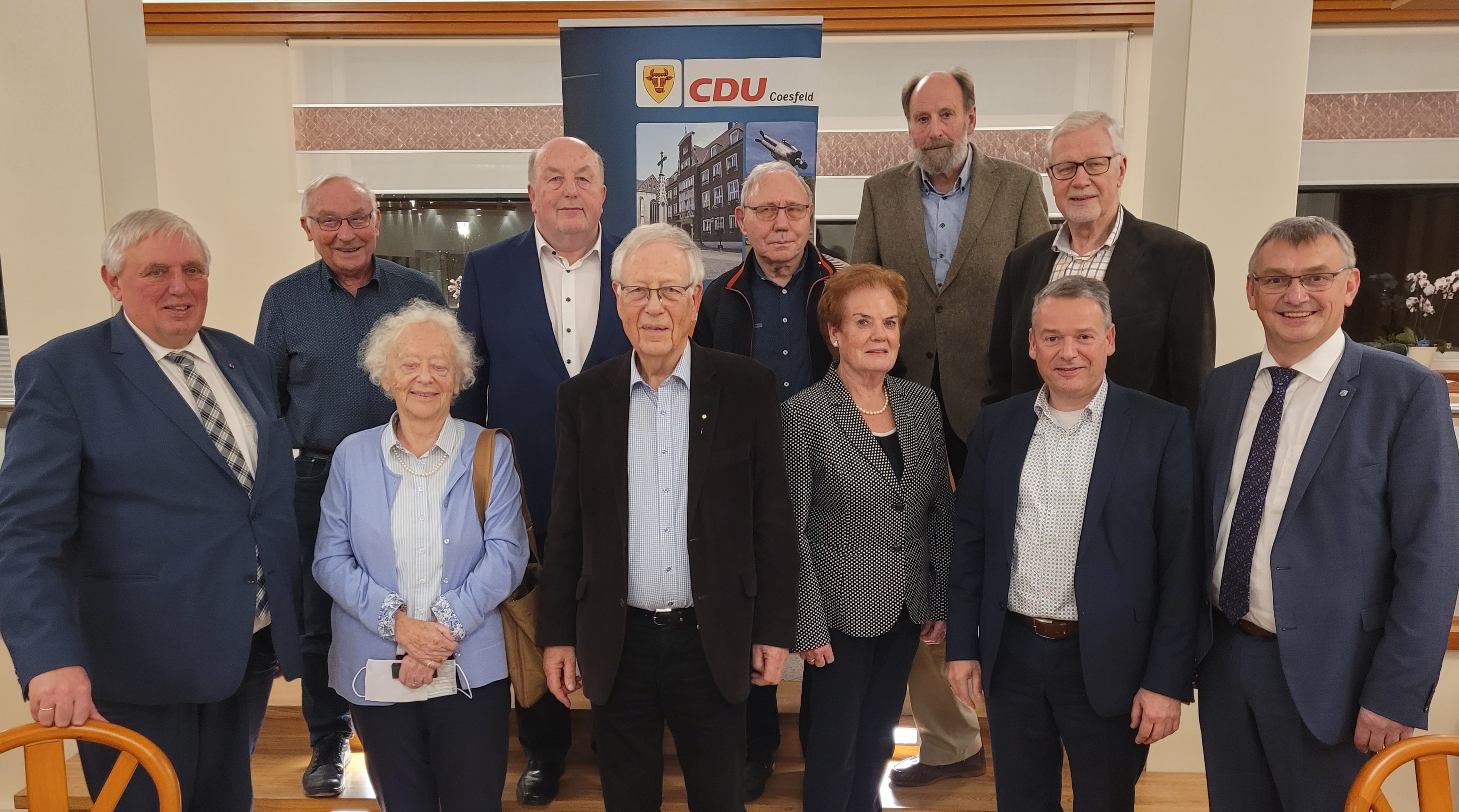 Jubilare der CDU und teils langjährige ehemalige Ratsmitglieder zum Gruppenbild 
vereint mit Minister Karl-Josef Laumann und CDU-Chef Wilhelm Korth MdL 
