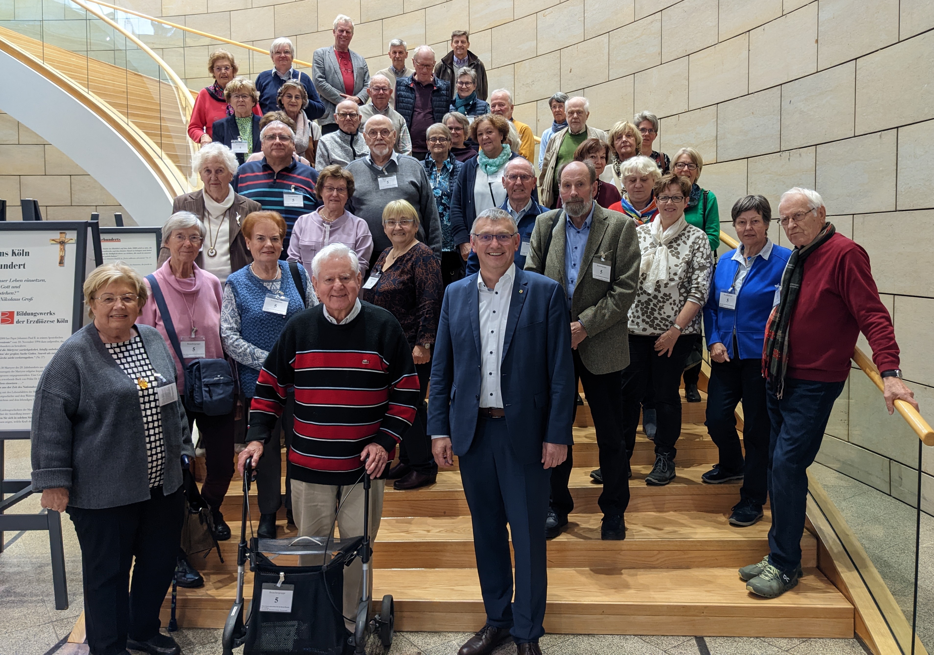 38 Coesfelder gastierten im Landtag und diskutierten mit dem Coesfelder CDU-
Landtagsabgeordneten Wilhelm Korth (vorne Mitte), der die Senioren Union nach 
Dsseldorf eingeladen hatte.
