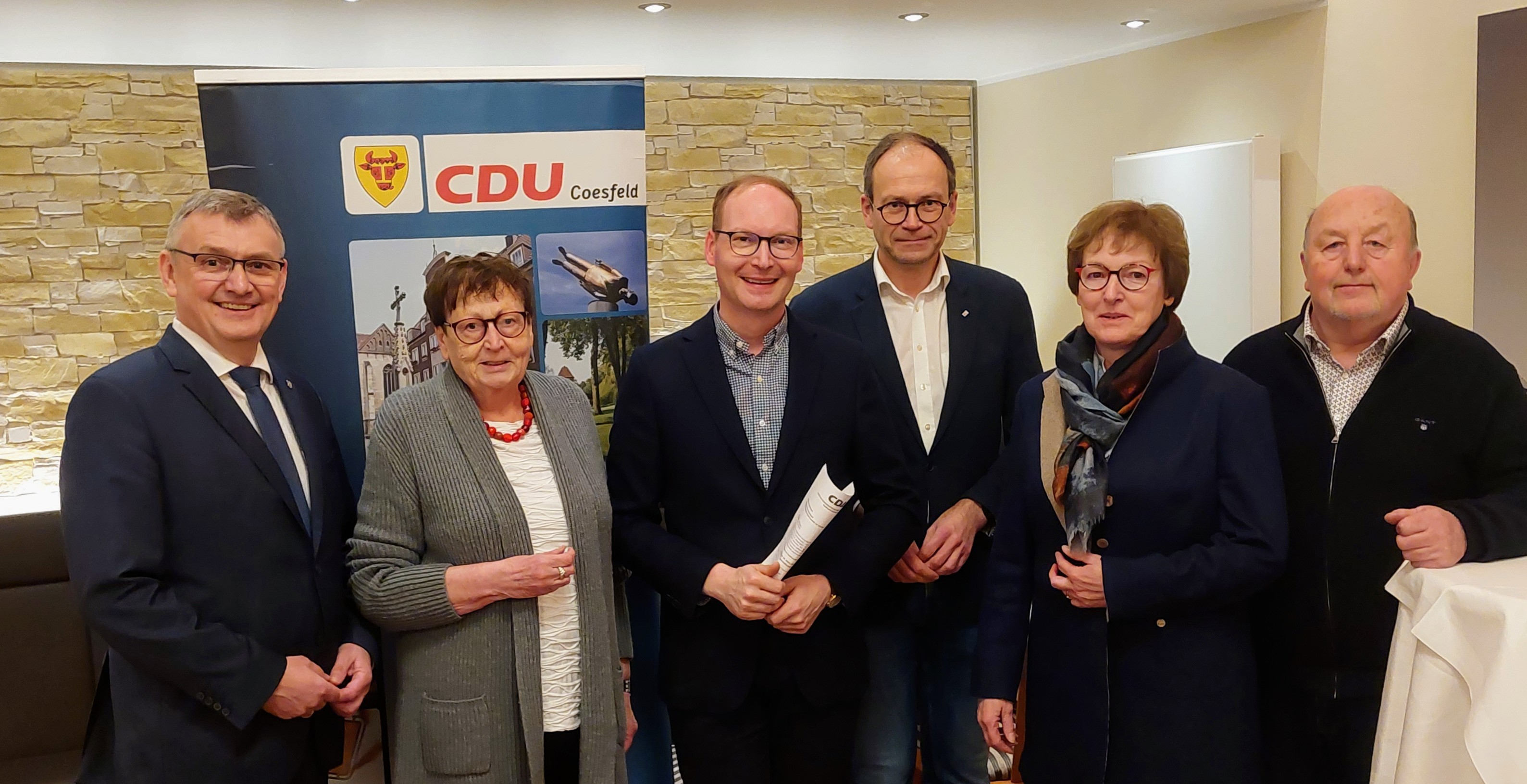 DRK-Kreisgeschftsfhrer Christoph Schltermann (4.v.l.) informierte ber Entwicklungen im Kita-Bereich (v.l.): CDU-Vorsitzender Willi Korth 
MdL, Gabriele Lenz (FU) sowie die CDA-Vertreter Valentin Merschhemke, Ulrike 
Fascher und Norbert Hagemann